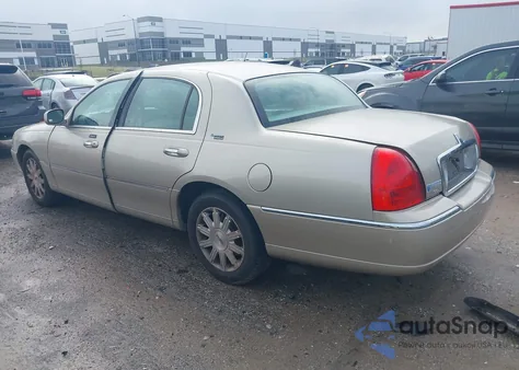 2010 Lincoln Town Car Signature Limited from USA, damaged, VIN 2LNBL8CVXAX751711